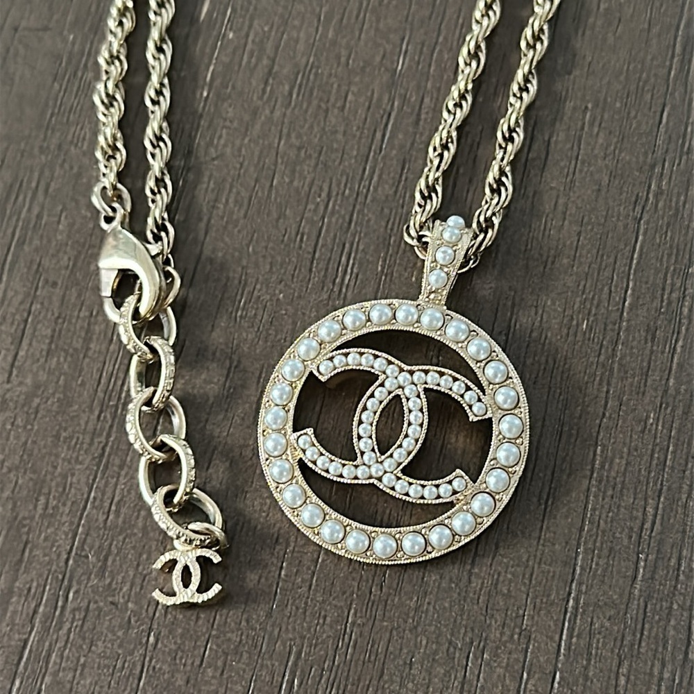 Chanel gold&pearl CC pendant necklace